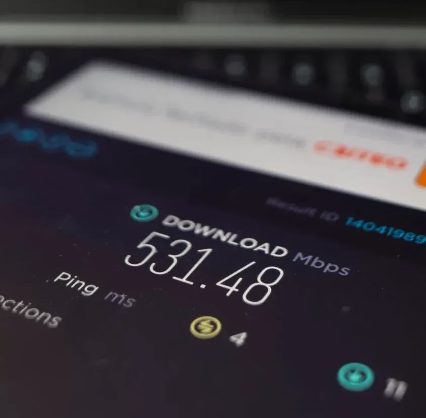 A close-up of a speed test on a screen reading 531.48 Mbps download